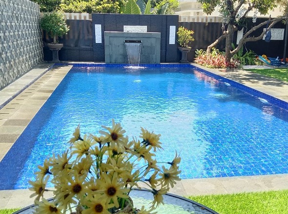 memilih desain kolam renang yang indah